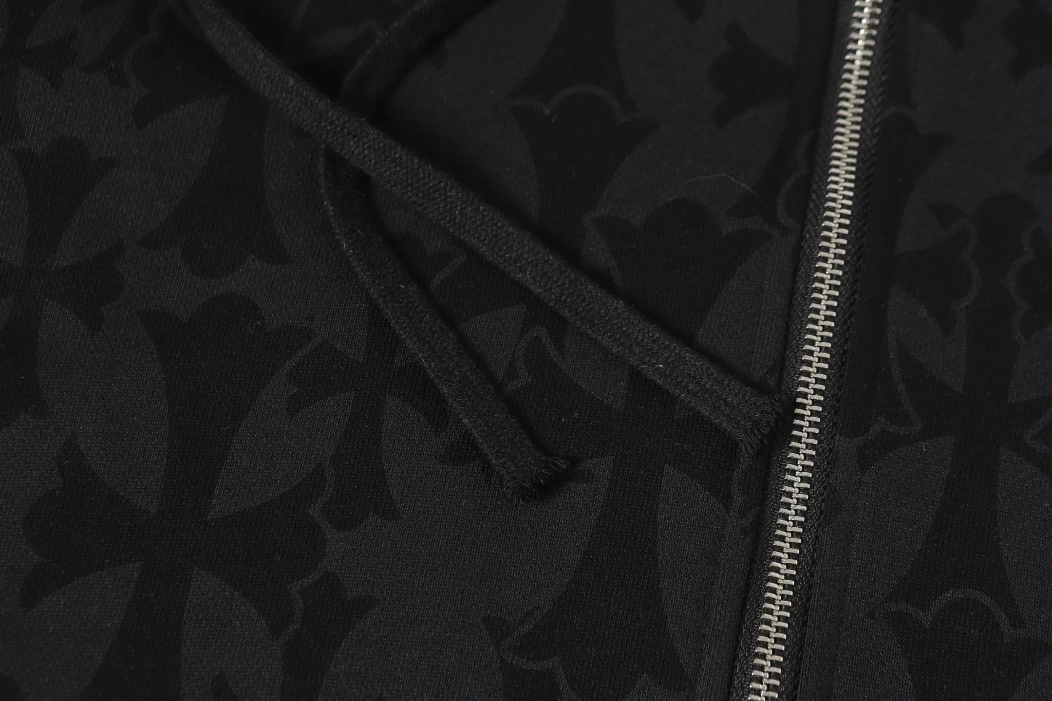 P290 Cross-border running quantity model, please do not place an order if you pursue quality - Chrome Hearts/Chrome Hearts Sanskrit dark pattern all-over printed cross ✝️ Printed zipper sweatshirt cardigan jacket - High weight, high density and high quality. The wool is soft, delicate and skin-friendly. Soft and silky to the touch. Warmth and skin-friendly. - Custom-woven and dyed with no color difference. No matter the fabric or workmanship details, it beats the ordinary version on the market - Hardware zipper accessories are all customized, full of details - Color: black -Size: S M L XL